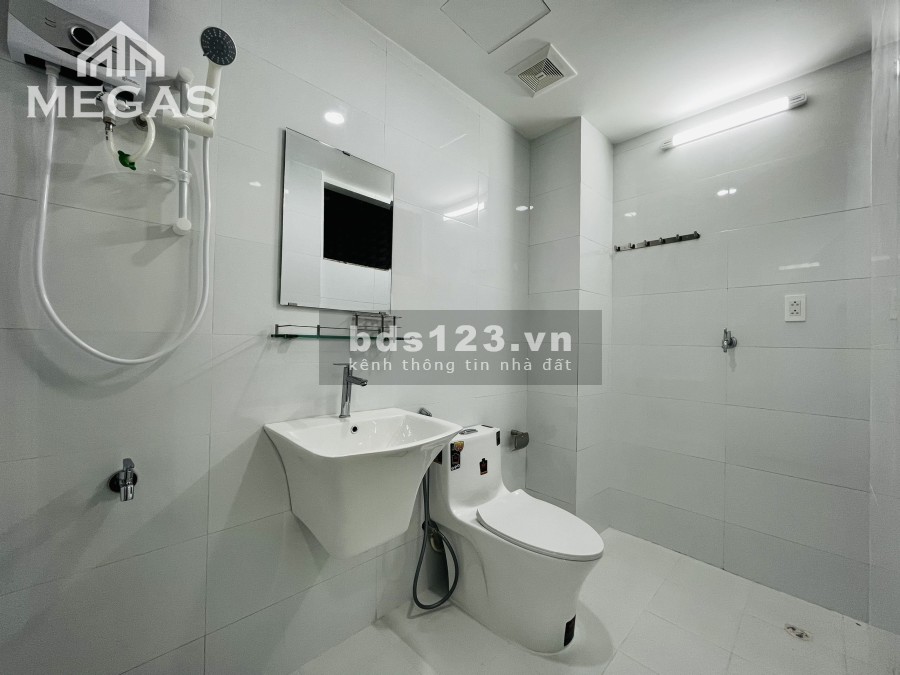 Căn hộ đầy đủ nội thất tiện nghi hiện đại ngay Phạm Văn Bạch có sân phơi rộng