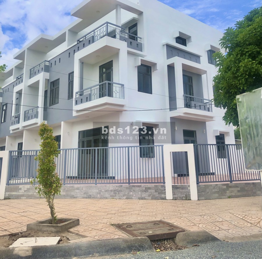 Bán gấp căn nhà 1 trệt 2 lầu ngay công viên thoáng mát tiện ích đầy đủ, giá đầu tư sinh lời