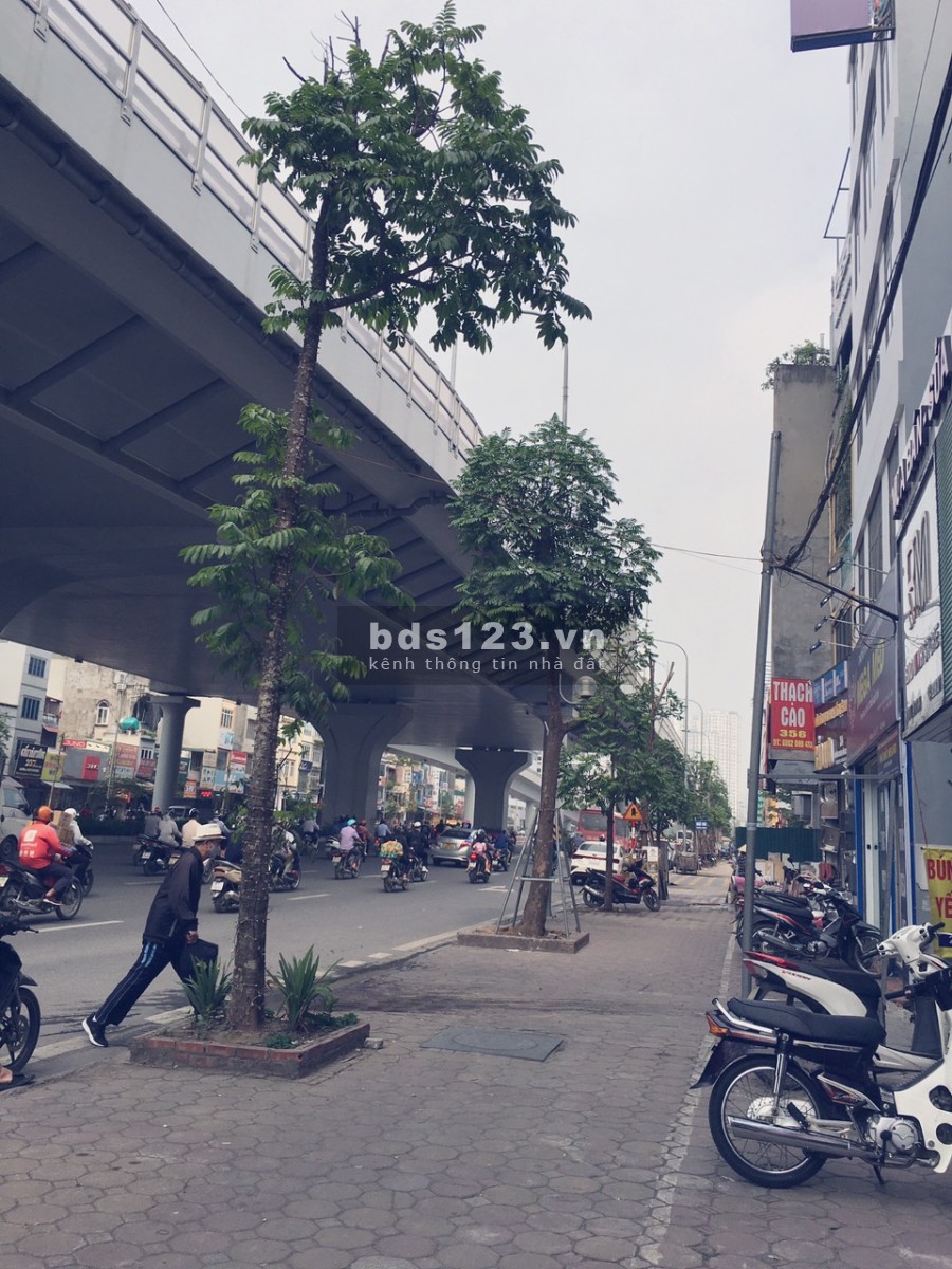 Bán lô đất mặt phố Trường Chinh, nguyên căn rộng 42m2, khu dân sinh, giá 15.8 tỷ