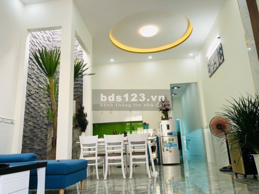 Bán Nhà sổ hồng riêng ngay mầm non Tinh Khôi, Giá 2.65 Tỷ, DT 5.2x21 (nở hậu 5.3)