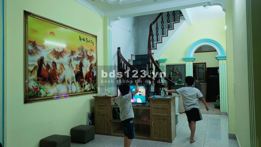 Cần bán gấp nhà 3 tầng đúc ô tô cách 15m, dân xây chắc chắn, giá 5.85 tỷ, có thương lượng