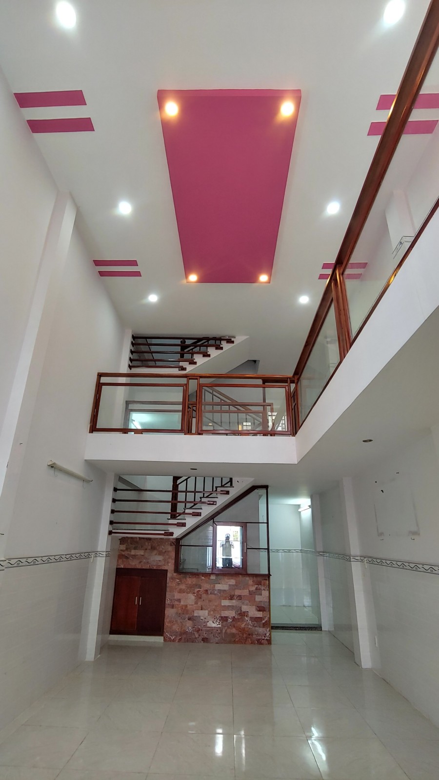 Bán đất mặt tiền rẻ như trong hẻm tặng nhà 3 phòng ngủ, kiến trúc đẹp, hoa hồng 1%