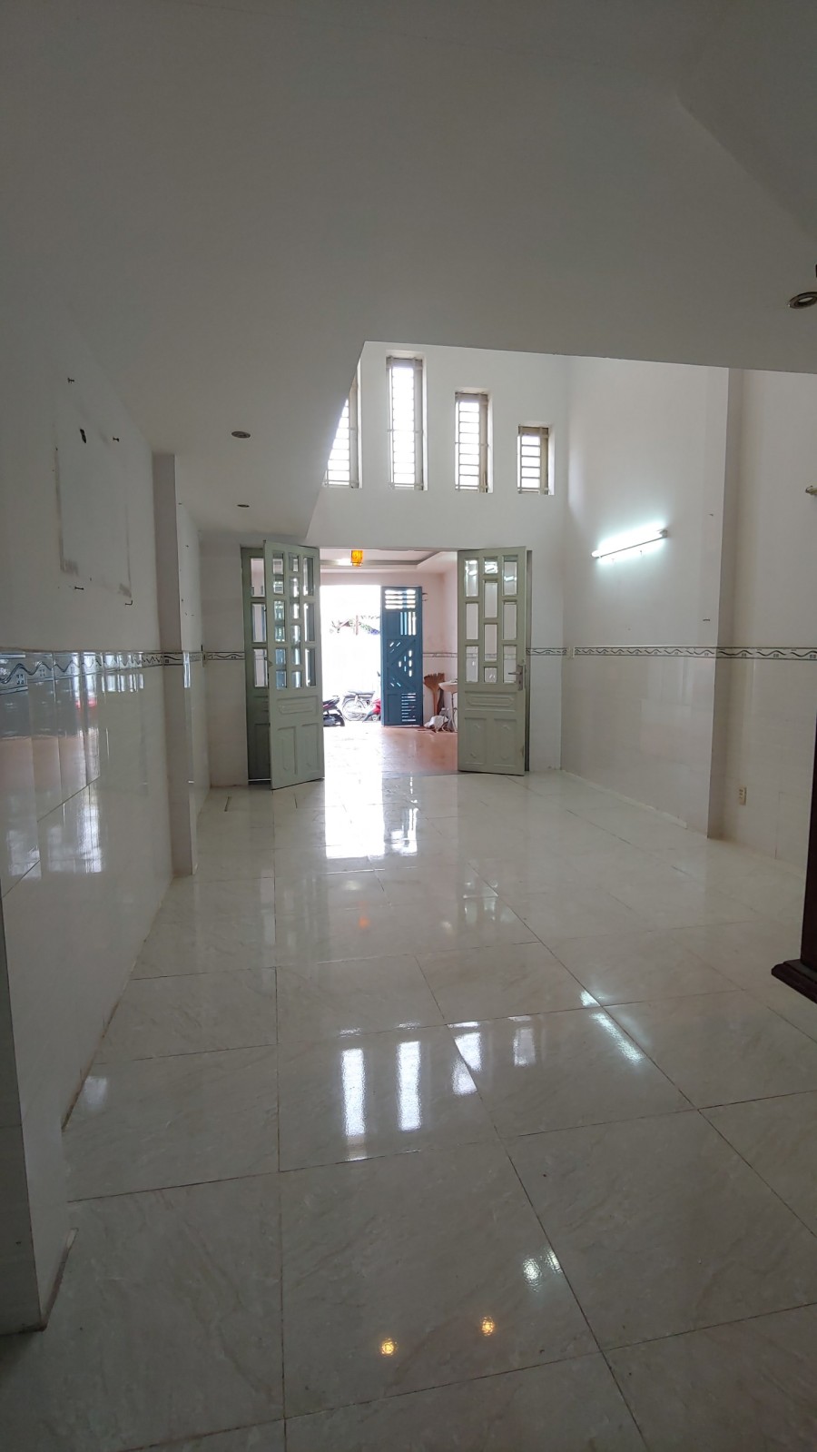 Bán đất mặt tiền rẻ như trong hẻm tặng nhà 3 phòng ngủ, kiến trúc đẹp, hoa hồng 1%