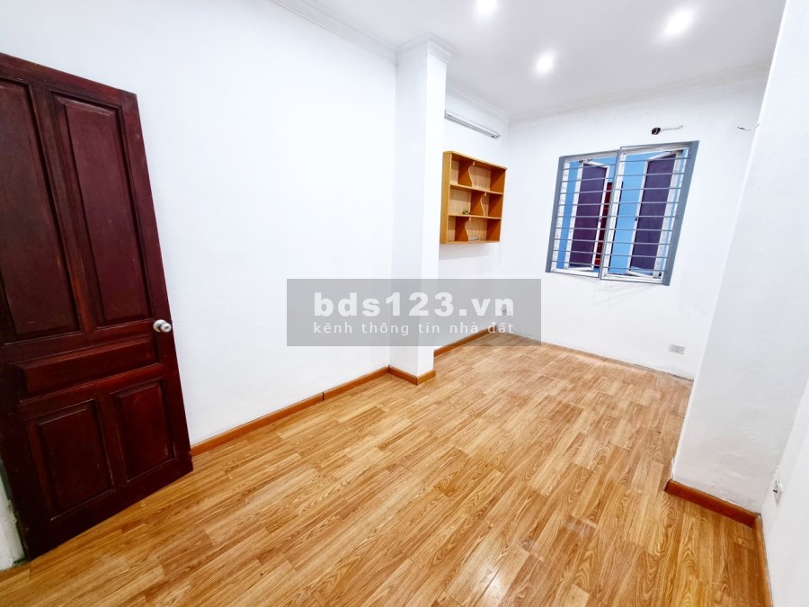 Bán nhà chính chủ ngõ 127 Văn Cao diện tích sử dụng 35m mt 3,2m giá bán 3.5 tỷ