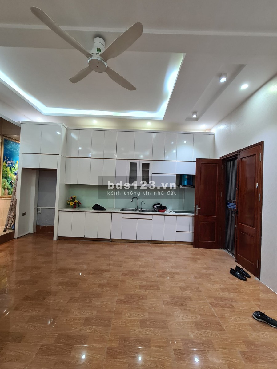 Nhà 5 tầng view Hồ Tây, ô tô đỗ cửa, vừa ở vừa là homestay, sổ đỏ chính chủ, sẵn sàng giao dịch