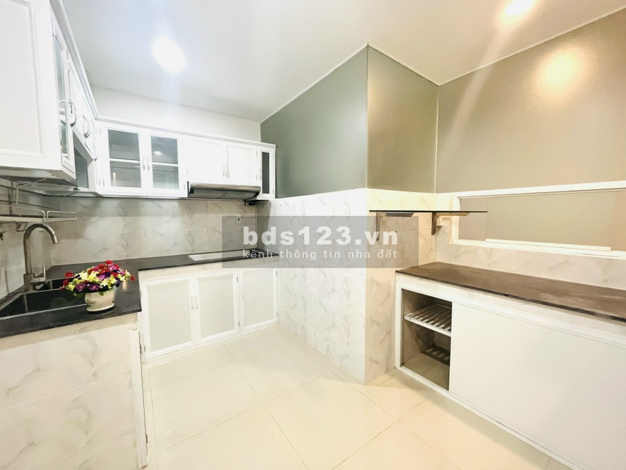 Đầy đủ nội thất cửa sổ lớn ngay Phan Văn Hớn Trường Chinh giá rẻ, toà nhà an ninh