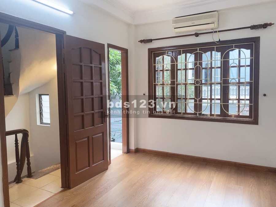 Bán nhà Hoàng Hoa Thám Đội Cấn Ba Đình 5 tầng 4 phòng, giá 3.2 tỷ, sổ chính chủ