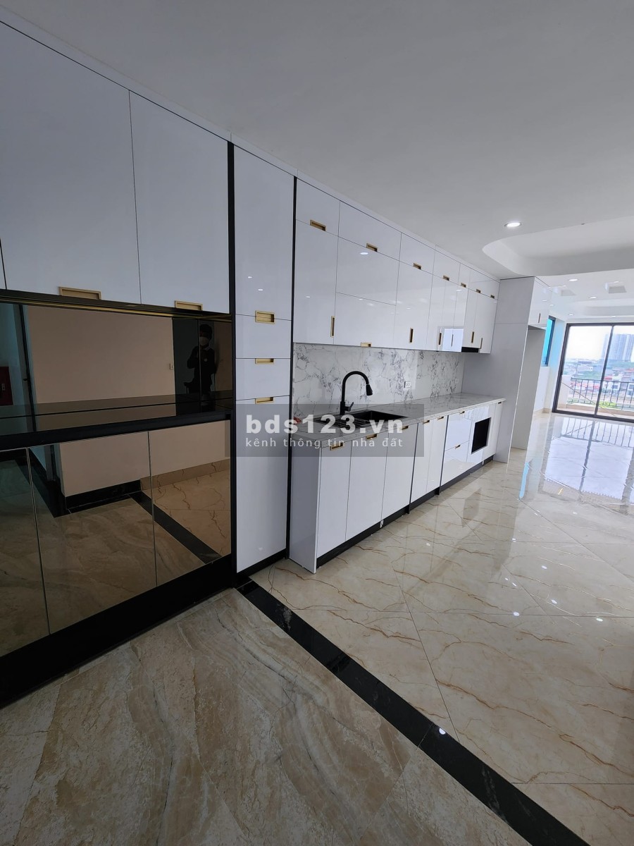 Nhà mặt hồ, ở hoặc làm văn phòng, DT80m2, 8 tầng, thang máy, vỉa hè rộng 6m, giá 18,5tỷ