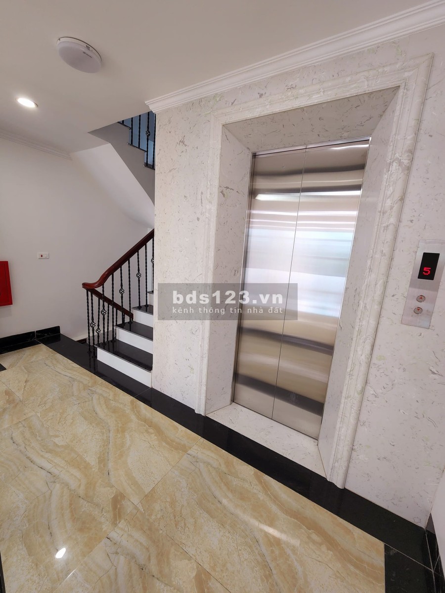 Nhà mặt hồ, ở hoặc làm văn phòng, DT80m2, 8 tầng, thang máy, vỉa hè rộng 6m, giá 18,5tỷ