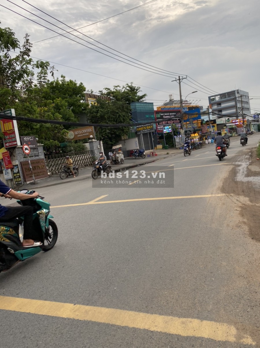 Bán gấp nhà 4 tỷ hẻm xe hơi gần trường học cách ngã tư Thủ Đức 3km lh 0703738688