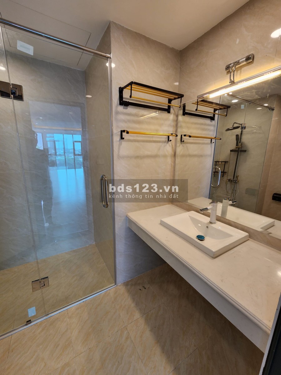 Nhà mặt hồ, ở hoặc làm văn phòng, DT80m2, 8 tầng, thang máy, vỉa hè rộng 6m, giá 18,5tỷ