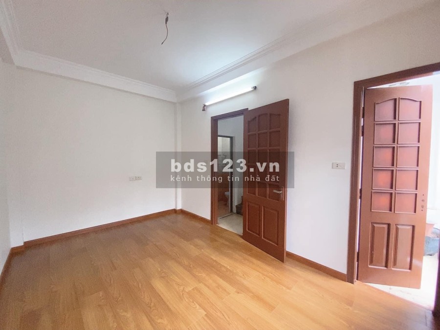 Bán nhà Hoàng Hoa Thám Đội Cấn Ba Đình 5 tầng 4 phòng, giá 3.2 tỷ, sổ chính chủ