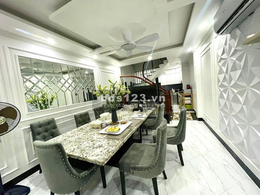 Bán nhà nguyên căn đẹp diên tích 32m2, 5 tầng cách phố Tôn Đức Thắng 30m, giá bán 3.8 tỷ