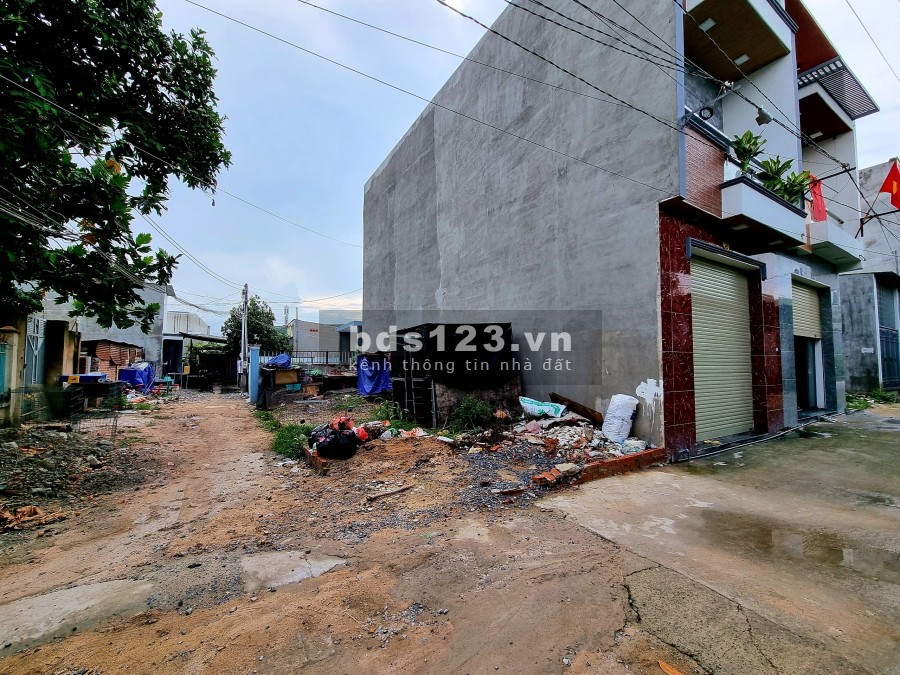 Bán lô góc thổ cư 100% ngay hồ bơi Phương Nam diện tích 66m2, giá bán 2 tỷ, thương lượng