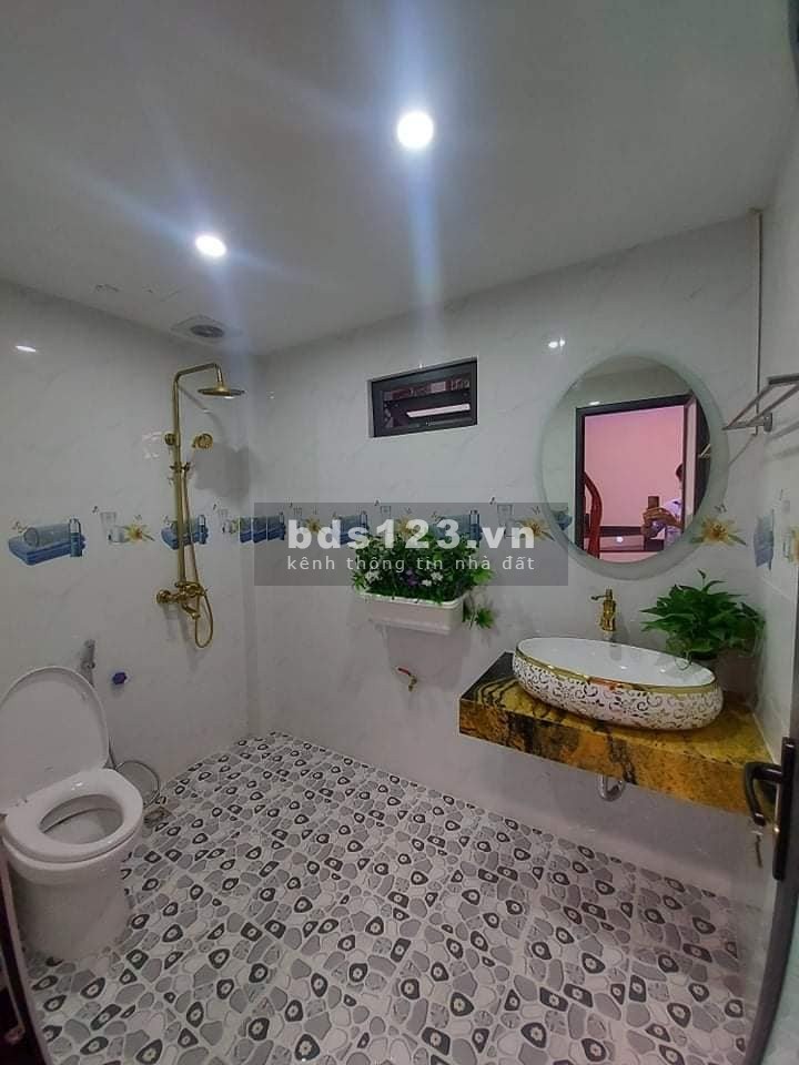 Bán nhà đẹp Tân Mai, Quận Hoàng Mai, đúc kiên cố 4.5 tầng giá bán 2.3 tỷ, liên hệ 0963156333