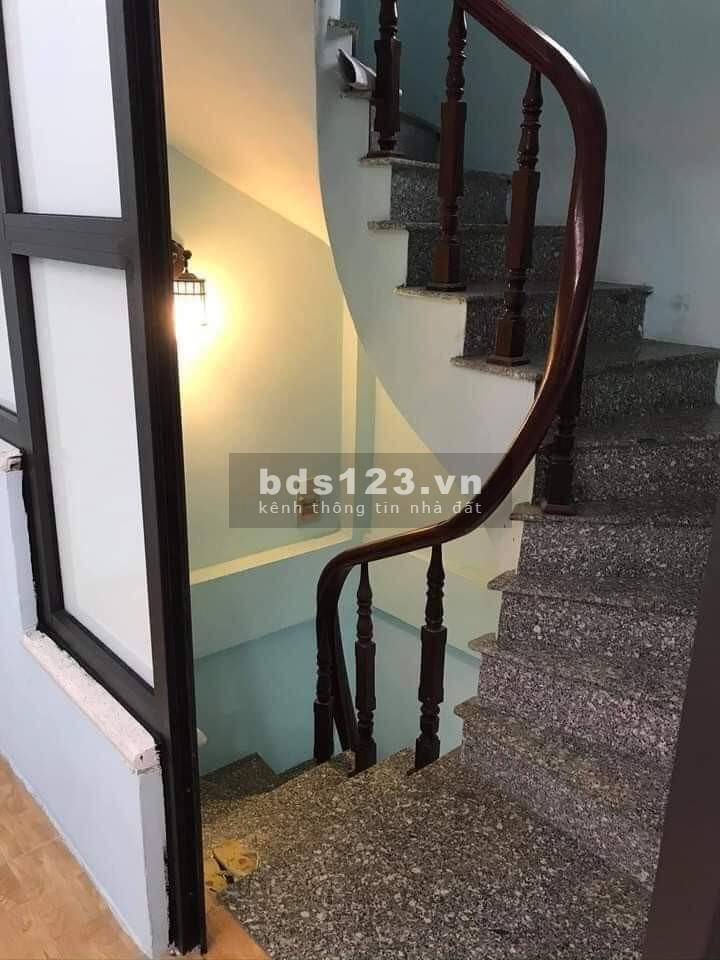 Bán nhà Đê Tô Hoàng, Gần phố ô tô 10m, giá 2,6 tỷ kiến trúc 4 tầng đúc, sổ sẵn chính chủ