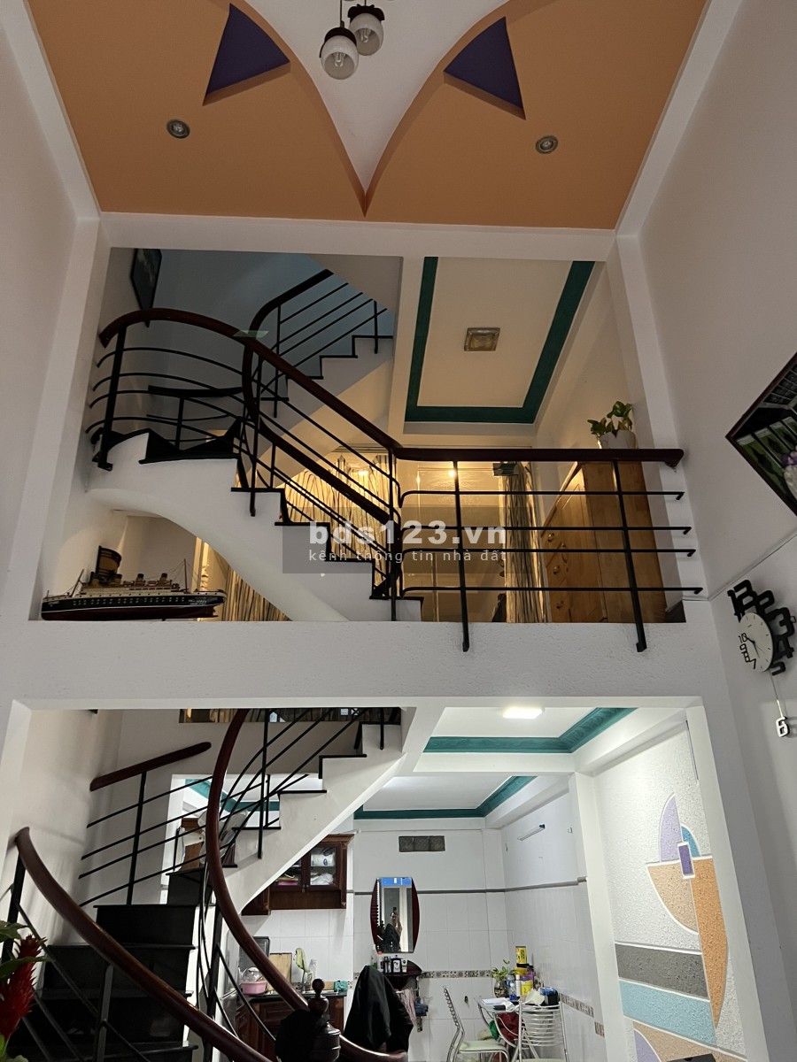 Chính chủ bán nhà hẻm 618 Cmt8 1 lửng 2 lầu đúc kiên cố sổ hồng riêng chính chủ
