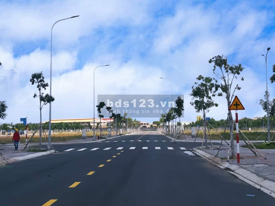 Cần tiền bán nhanh lô giá tốt Lago Centro. Giá chỉ 1 tỷ/nền sổ đỏ riêng lh 0906988191