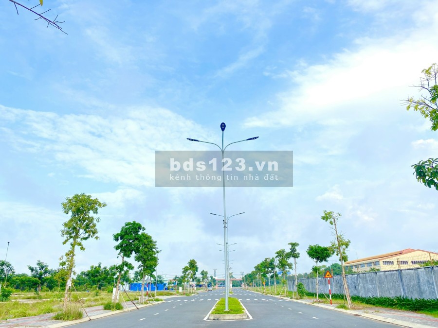 Cần tiền bán nhanh lô giá tốt Lago Centro. Giá chỉ 1 tỷ/nền sổ đỏ riêng lh 0906988191