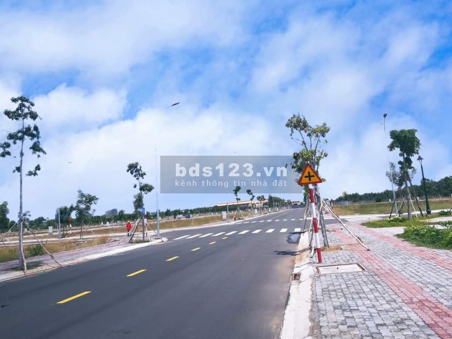 Cần tiền bán nhanh lô giá tốt Lago Centro. Giá chỉ 1 tỷ/nền sổ đỏ riêng lh 0906988191