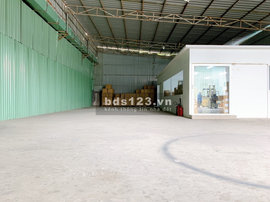 Cho thuê kho diện tích 300m2 ngay mặt đường Nguyễn Hữu Thọ, Nhà Bè giá ưu đãi