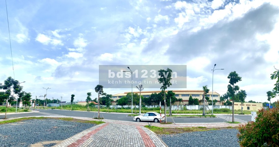 Cần tiền bán nhanh lô giá tốt Lago Centro. Giá chỉ 1 tỷ/nền sổ đỏ riêng lh 0906988191