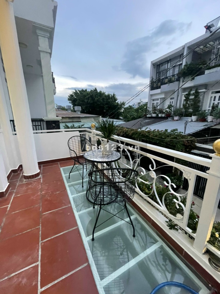 Cần bán nhà Huỳnh Tấn Phát, trung tâm Nhà Bè 1 trệt + 2 lầu + sân thượng giá bán 5.8 tỷ
