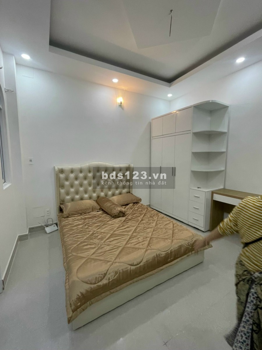Cần bán nhà Huỳnh Tấn Phát, trung tâm Nhà Bè 1 trệt + 2 lầu + sân thượng giá bán 5.8 tỷ