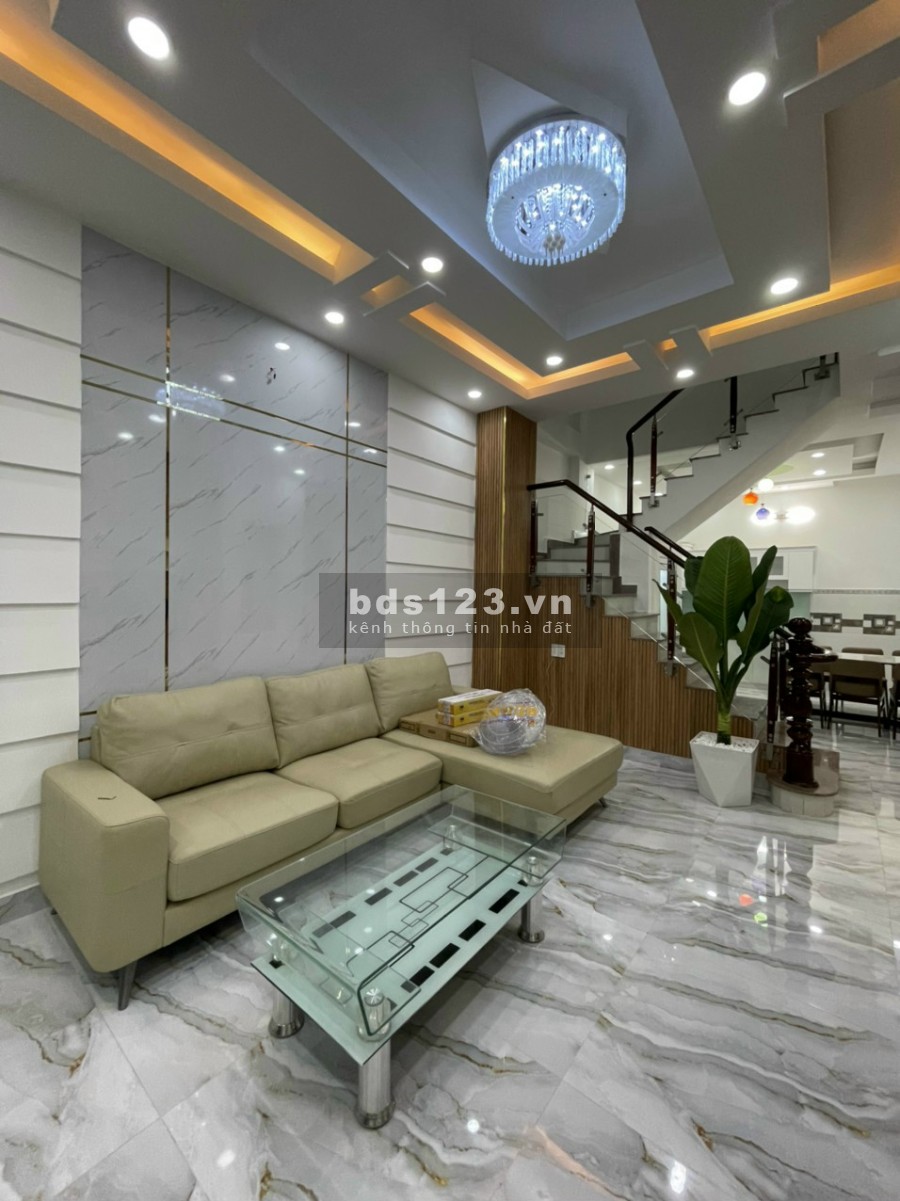 Cần bán nhà Huỳnh Tấn Phát, trung tâm Nhà Bè 1 trệt + 2 lầu + sân thượng giá bán 5.8 tỷ