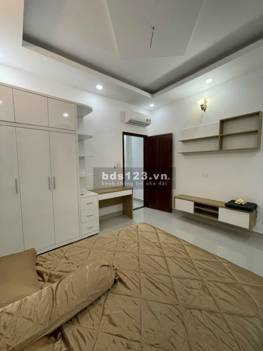 Cần bán nhà Huỳnh Tấn Phát, trung tâm Nhà Bè 1 trệt + 2 lầu + sân thượng giá bán 5.8 tỷ