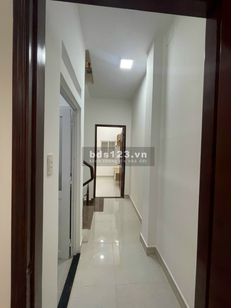 Cần bán nhà Huỳnh Tấn Phát, trung tâm Nhà Bè 1 trệt + 2 lầu + sân thượng giá bán 5.8 tỷ
