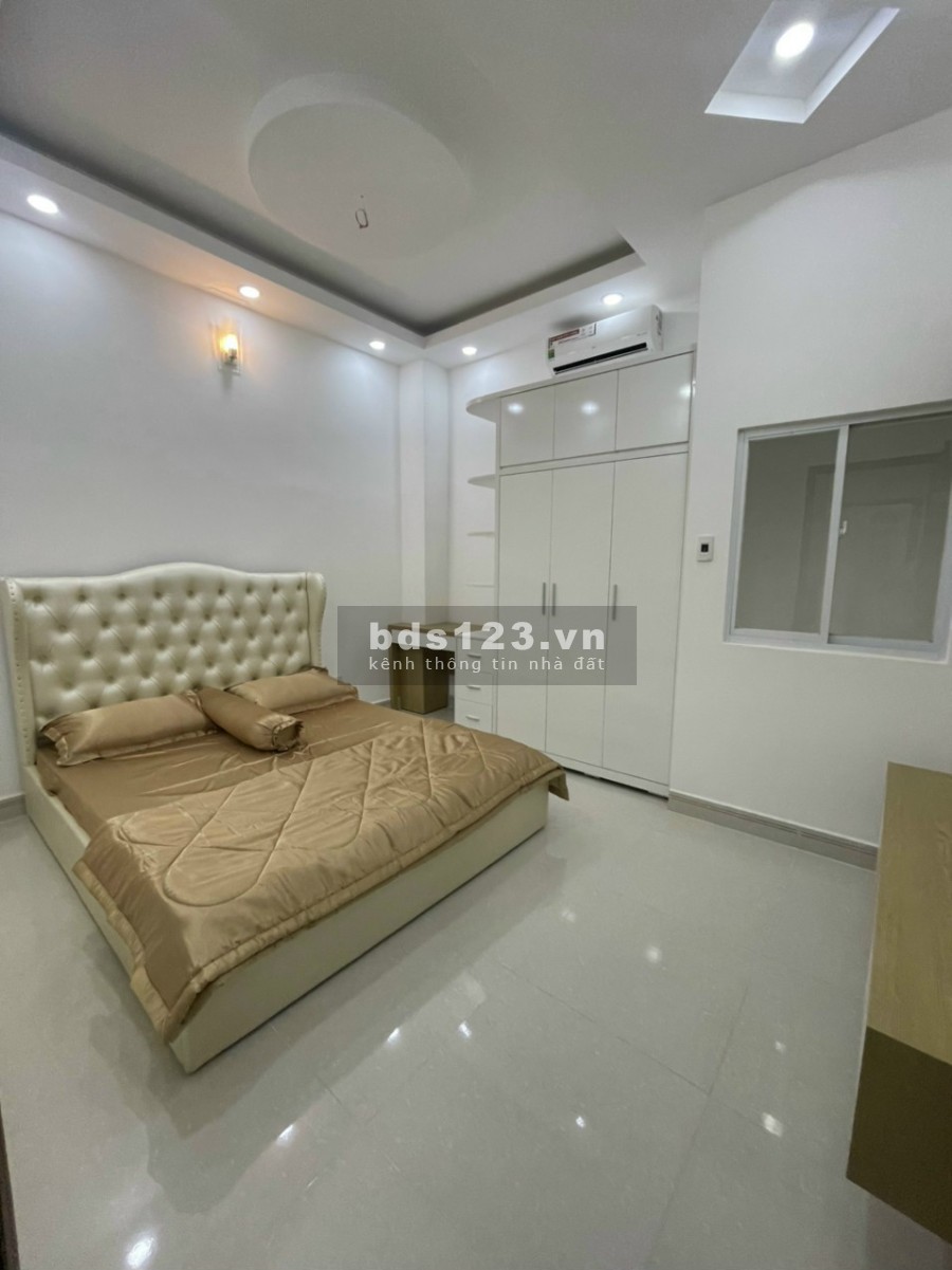 Cần bán nhà Huỳnh Tấn Phát, trung tâm Nhà Bè 1 trệt + 2 lầu + sân thượng giá bán 5.8 tỷ