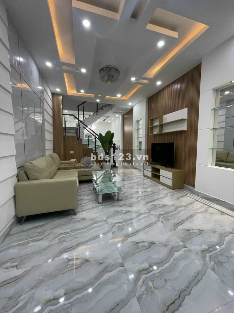 Cần bán nhà Huỳnh Tấn Phát, trung tâm Nhà Bè 1 trệt + 2 lầu + sân thượng giá bán 5.8 tỷ