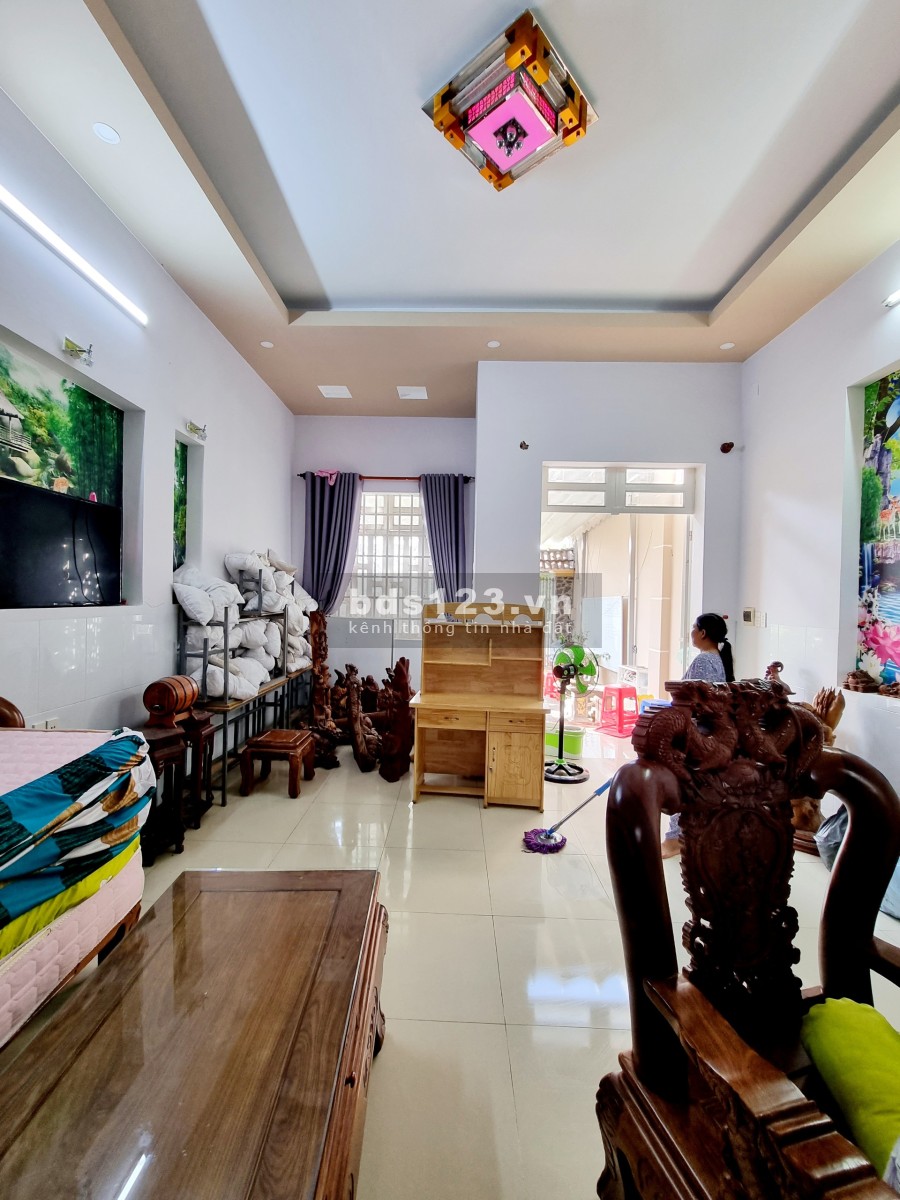 Bán nhà nguyên căn 1 trệt, 1 lầu chợ Quang Thắng, sổ hồng riêng, giá 2.7 tỷ, dt 102m2