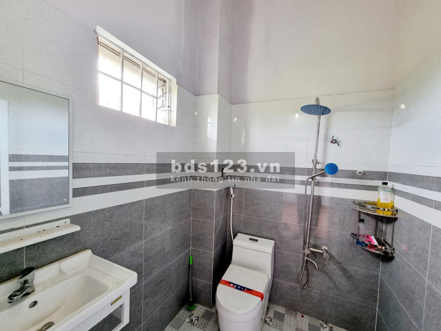 Bán nhà nguyên căn 1 trệt, 1 lầu chợ Quang Thắng, sổ hồng riêng, giá 2.7 tỷ, dt 102m2