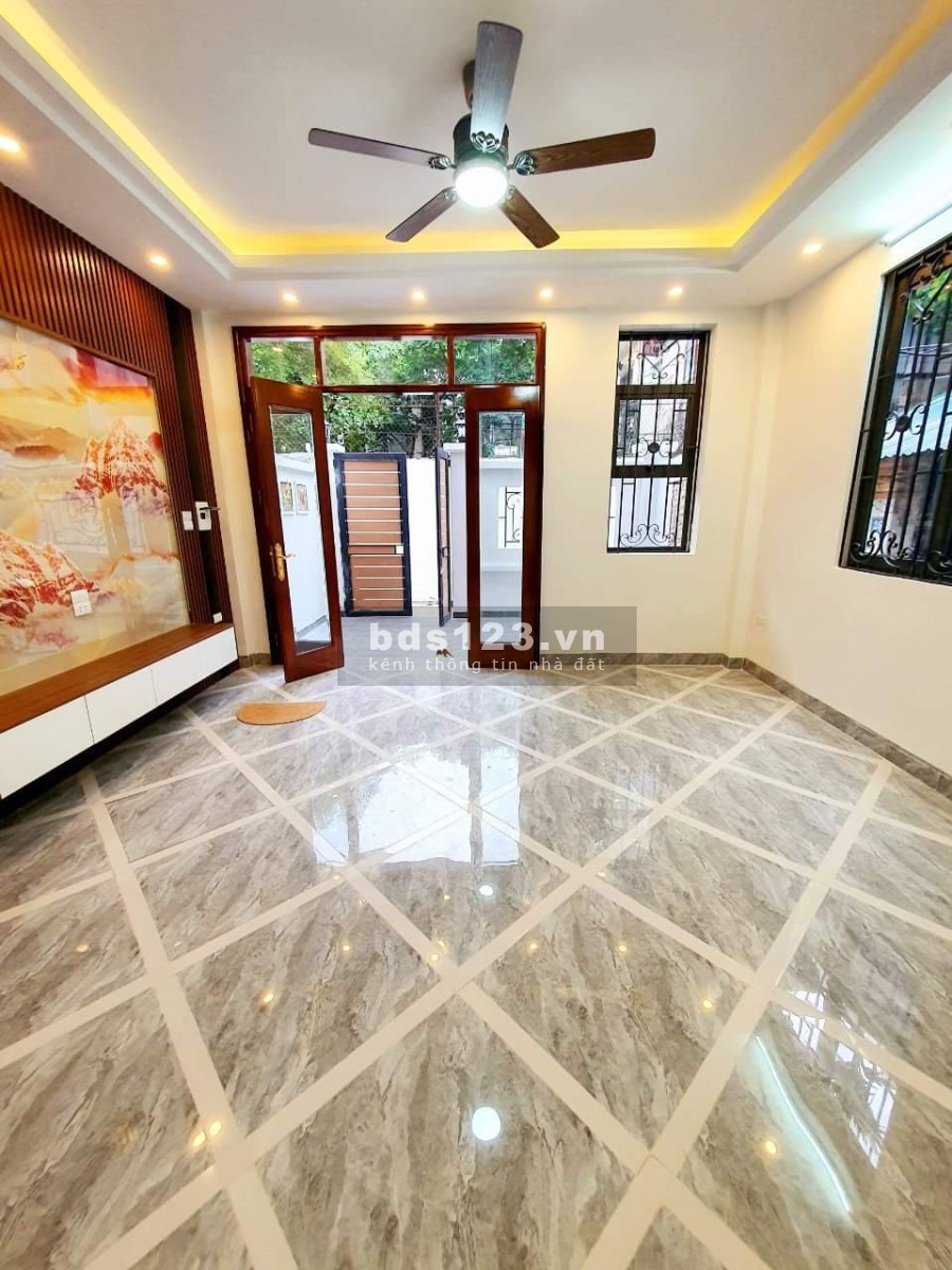 Bán nhà Đầm Trấu diện tích sử dụng 45m2, 5 tầng, mới xây, ô tô cách 10m, giá bán 5,5 tỷ