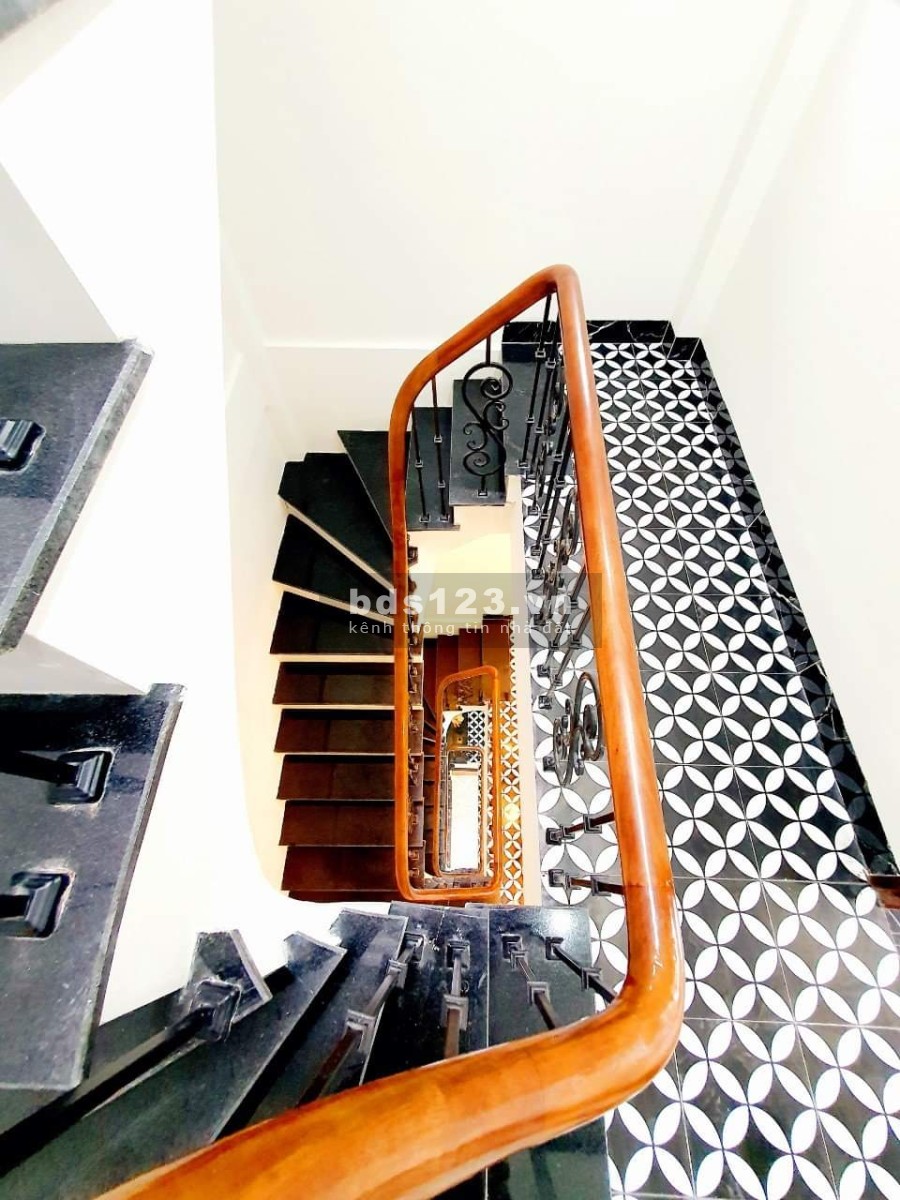 Bán nhà Đầm Trấu diện tích sử dụng 45m2, 5 tầng, mới xây, ô tô cách 10m, giá bán 5,5 tỷ