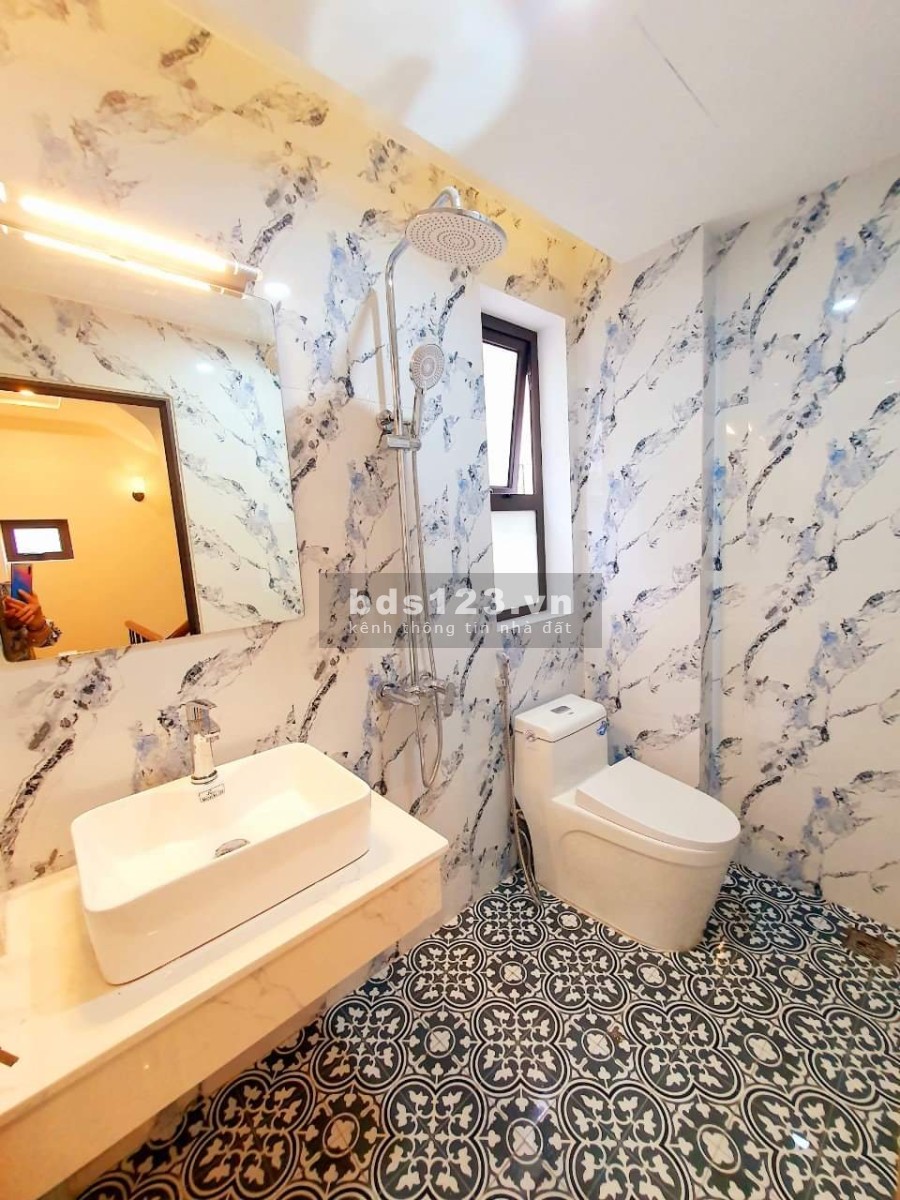 Bán nhà Đầm Trấu diện tích sử dụng 45m2, 5 tầng, mới xây, ô tô cách 10m, giá bán 5,5 tỷ