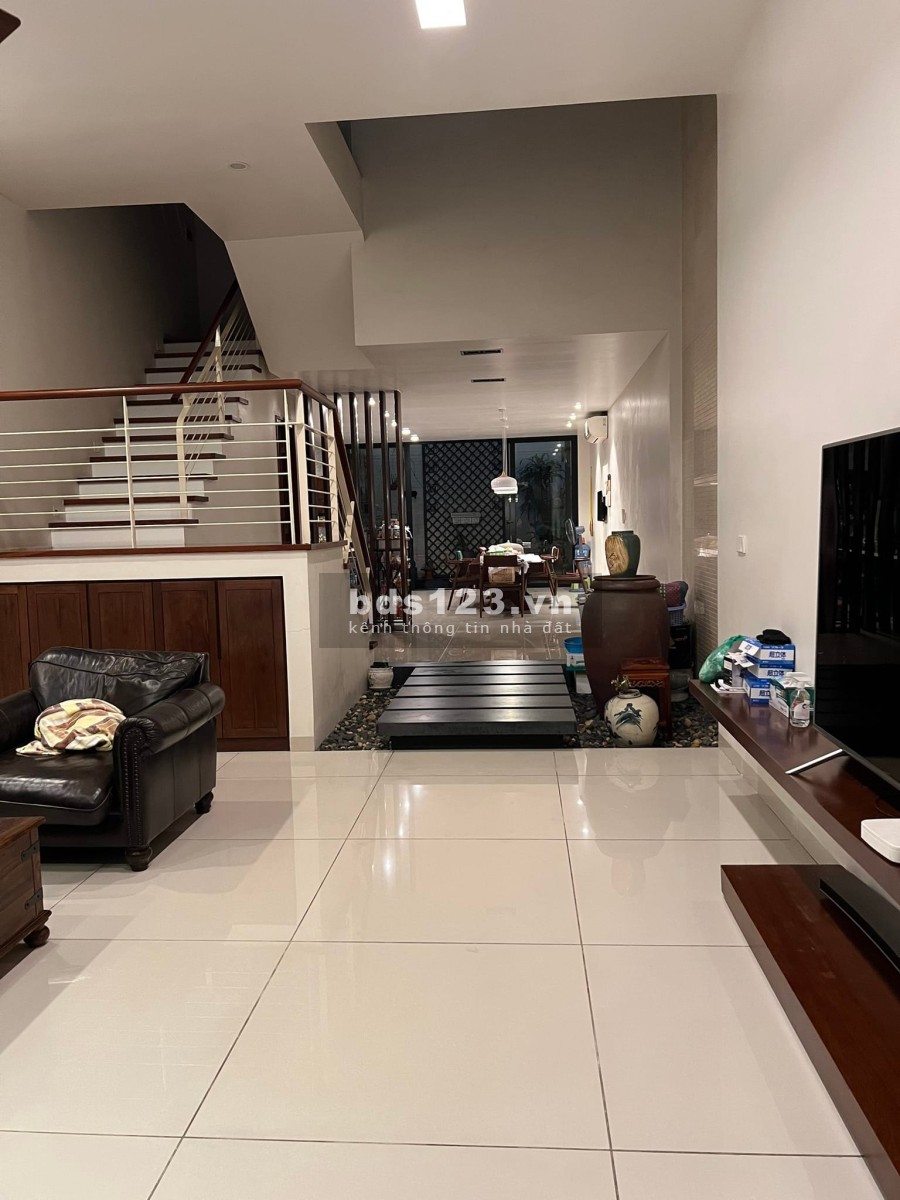 Nhà đẹp 3 tầng 160m2 mặt ngõ ô tô tránh cách MP Thái Hà 30m giá 42 tỷ