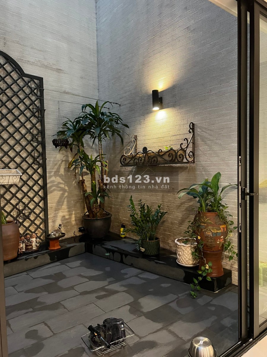 Nhà đẹp 3 tầng 160m2 mặt ngõ ô tô tránh cách MP Thái Hà 30m giá 42 tỷ