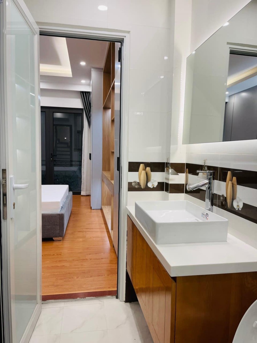 Bán nhà Võng Thị Tây Hồ dân xây gần phố cách 20m ô tô tránh 5 phút đi bộ Hồ Tây, dt 40m, hơn 5 tỷ