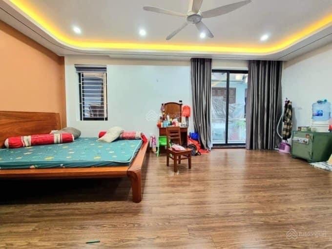 Bán nhà mới giá 5.5 tỷ, dtsd 45m2, 4 tầng ngõ ô tô phố Hoàng Quốc Việt Cầu Giấy