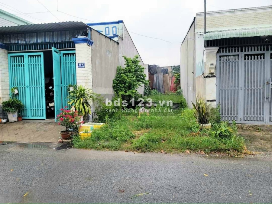 Do kẹt tiền nên cần bán gấp lô đất lọt khe 62m2, giá 1 tỷ 350 ở Thới Tam Thôn, Hóc Môn. SHR