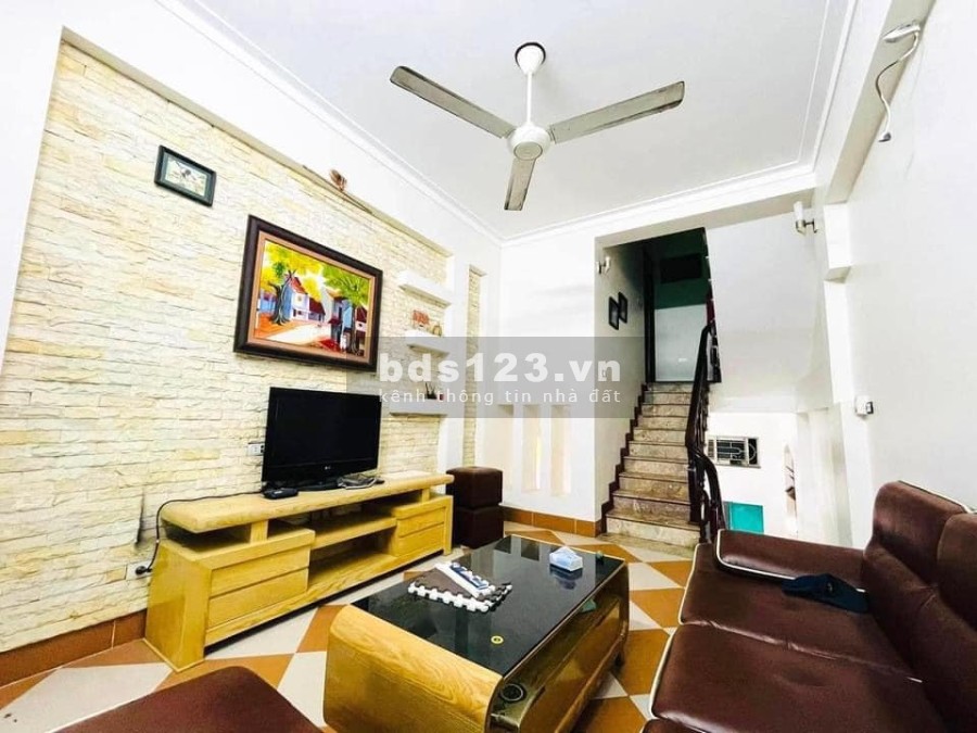 Bán nhà mới phố Hoàng Đạo Thành gần trường chợ diện tích 46m2, giá bán 4.5 Tỷ