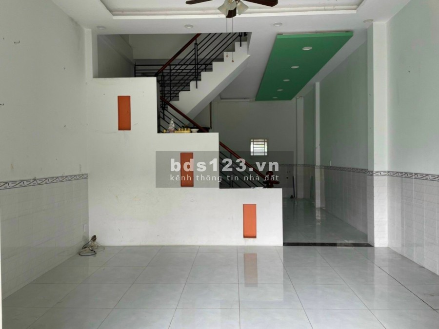 Kẹt tiền cần bán căn nhà đang cho thuê 7tr/tháng, cách chợ Hóc Môn 500m, ngay sân đá banh Thới Tứ