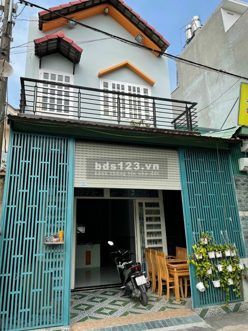 Kẹt tiền cần bán căn nhà đang cho thuê 7tr/tháng, cách chợ Hóc Môn 500m, ngay sân đá banh Thới Tứ