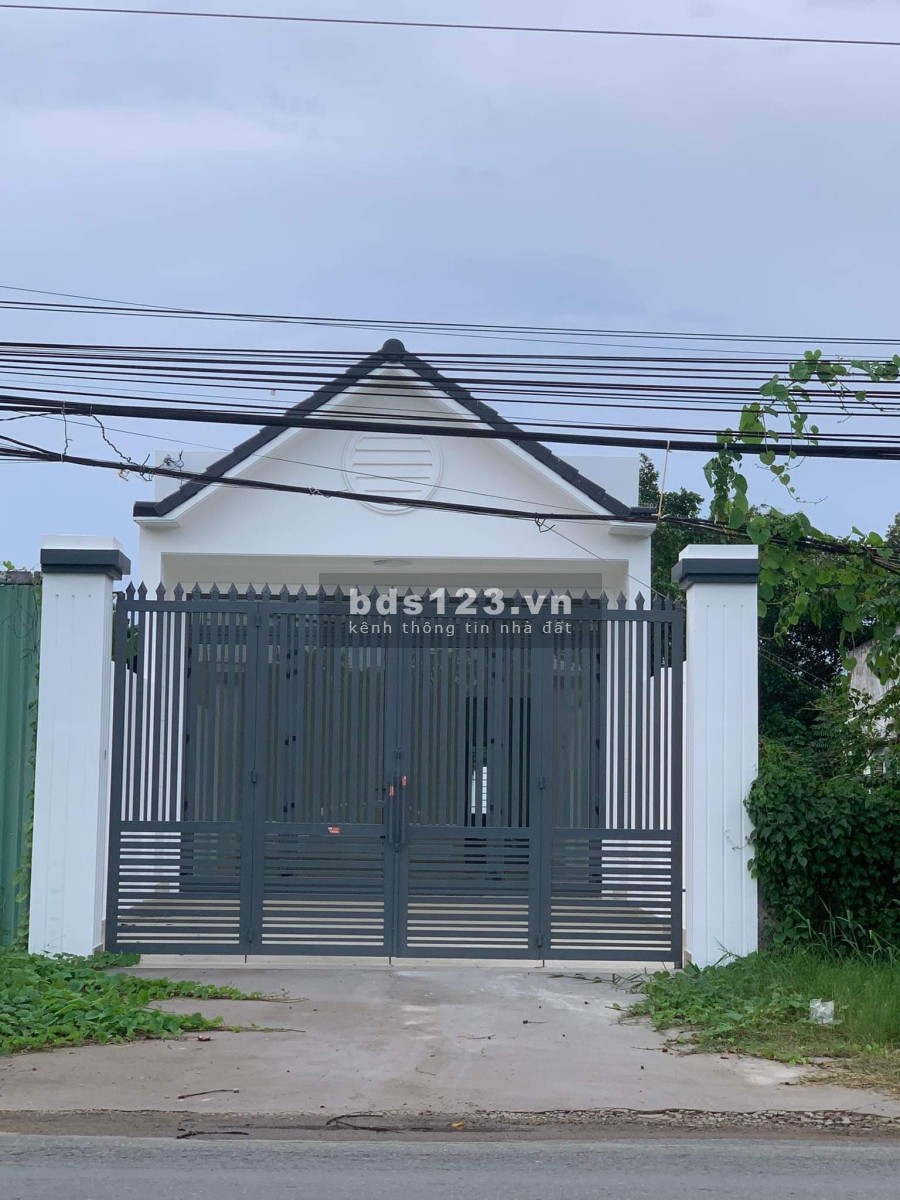 Cần bán gấp nhà mới 100%, mặt tiền đường ĐT 835 giá bán 5.5 tỷ, thương lượng tốt