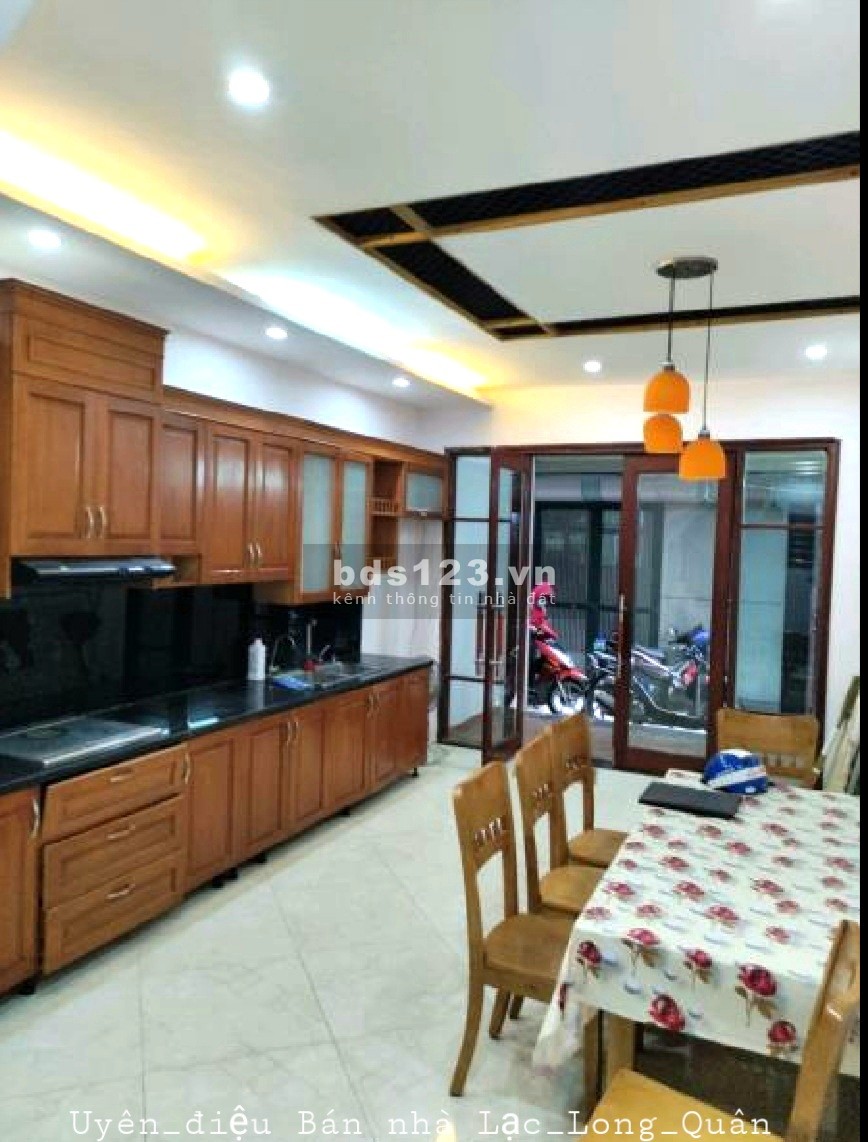 Nhà Đẹp ở ngay Lạc Long Quân, dtsd 40m2 5 tầng, Ngõ thông, An sinh đỉnh, giá 5 tỷ 250.