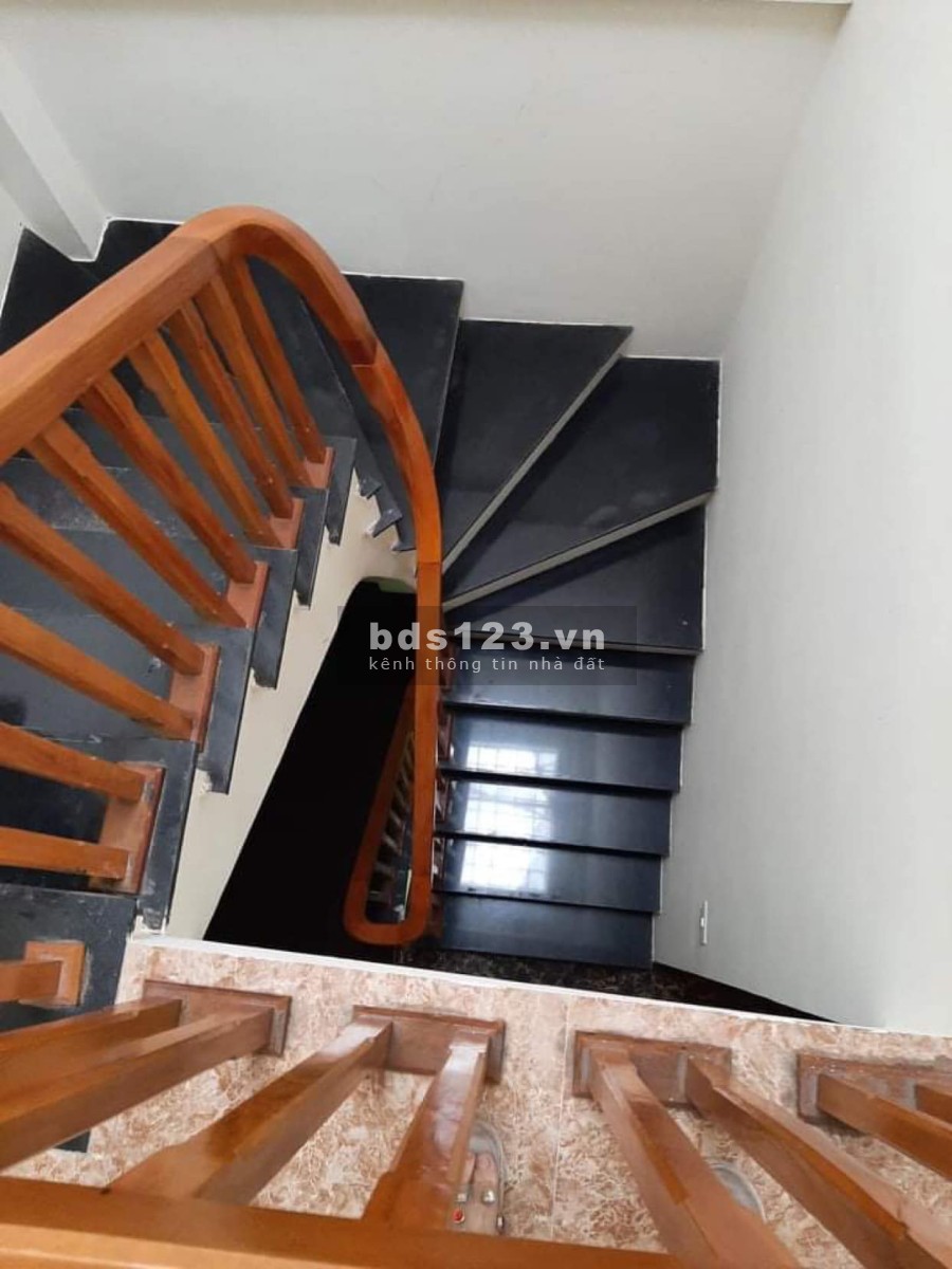 Bán nhanh nhà Hoàng Quốc Việt mặt ngõ đầy đủ công năng, dt 35m2, giá bán chỉ 3 tỷ
