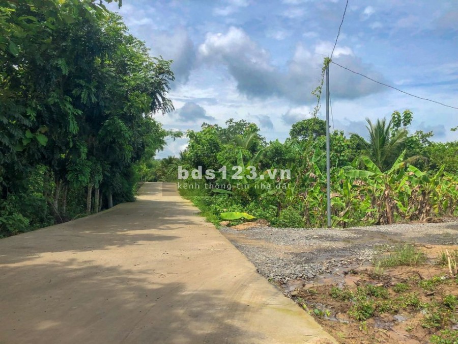 Bán đất ngay thị trấn Định Quán, sổ hồng riêng có sẵn liên hệ 0395450972, khu dân cư đông đúc
